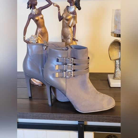 Sam & Libby Gray Woman's Ankle Boots, Size 9.5 - Picture 3 of 14